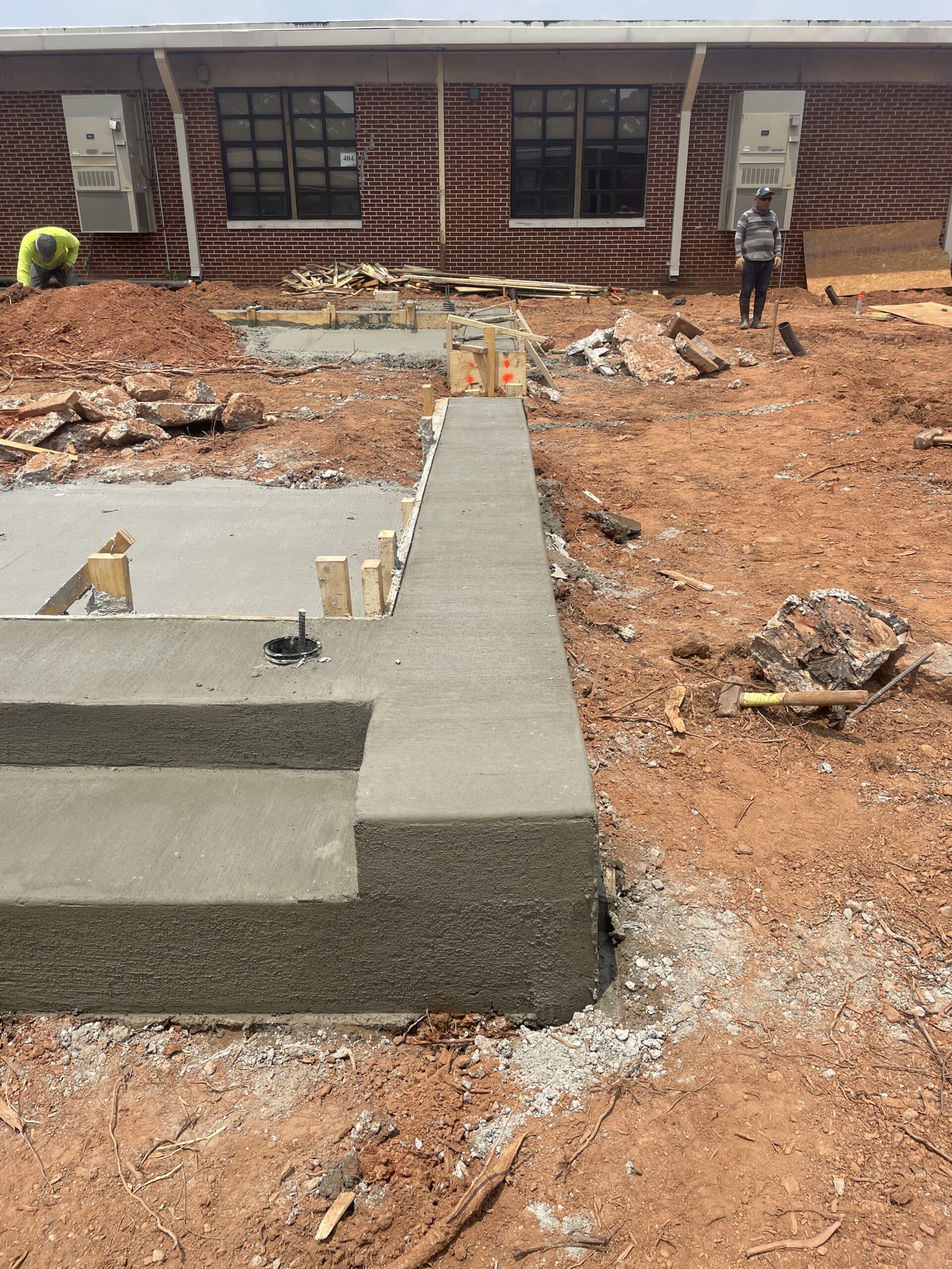 Poured concrete wall in a courtyard by Atlanta Concrete contractors